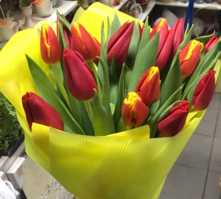 Букет из красно-жёлтых тюльпанов